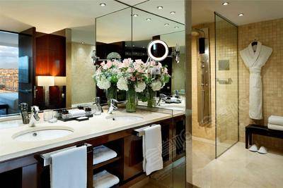 Hyatt Regency Barcelona TowerRegency Exec Suite bathroom